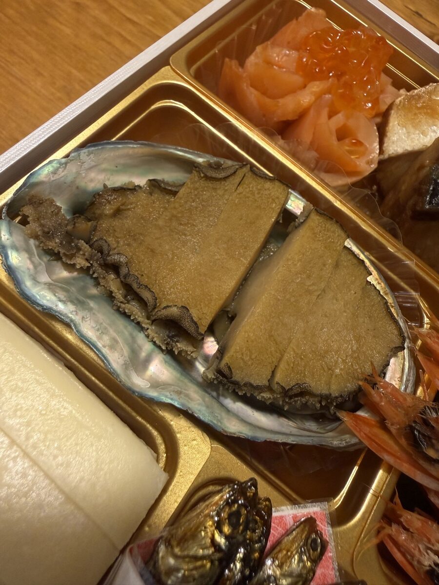 宝泉華の壱の重に入った国産蝦夷アワビの含め煮。殻に盛り付けられ厚めに切られている