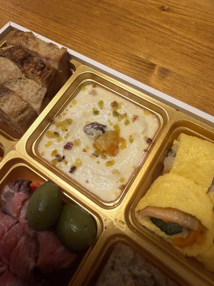 宝泉華の参の重に入った北海道産生乳のクリームチーズ ドライフルーツ入り