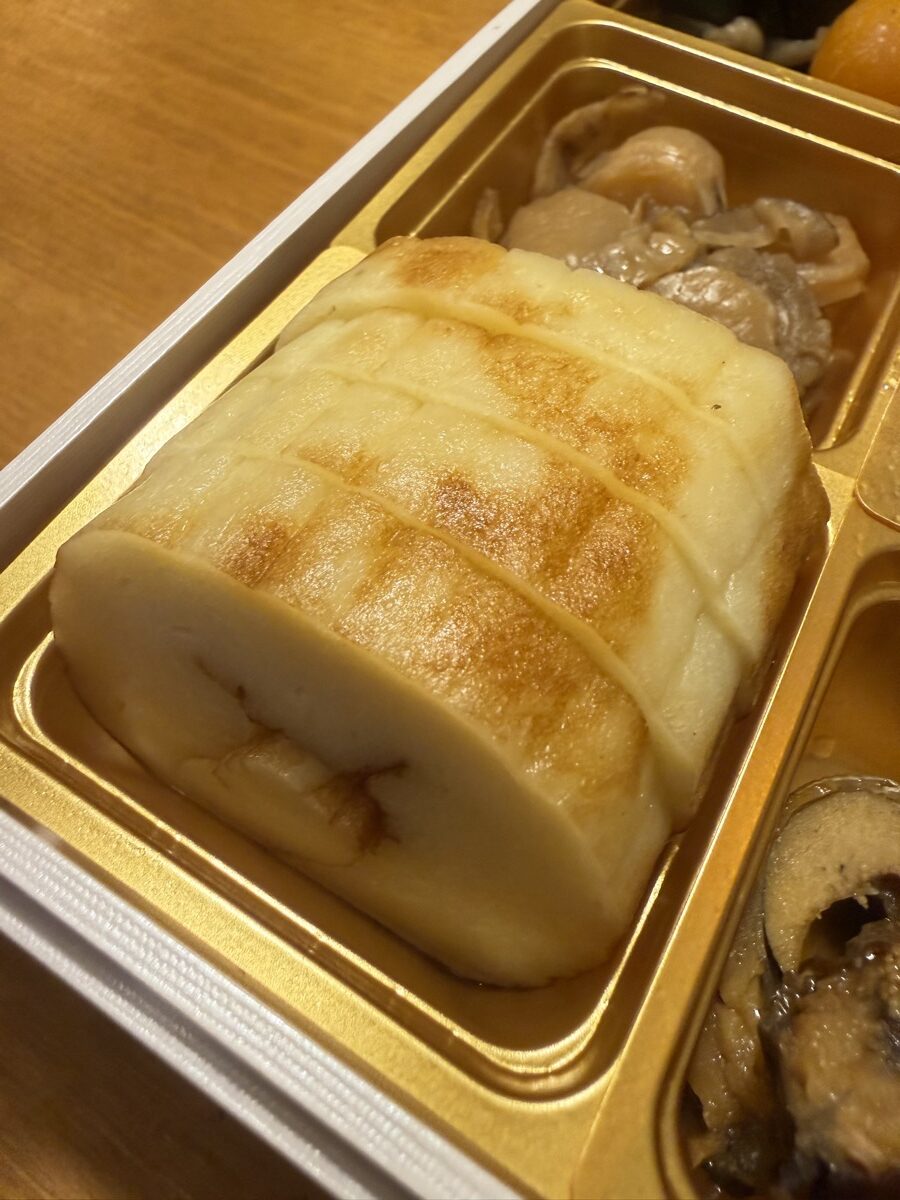 大地を守る会のおせち宝泉華の伊達巻き。石臼で作ったすり身でふっくらと焼き上げられている