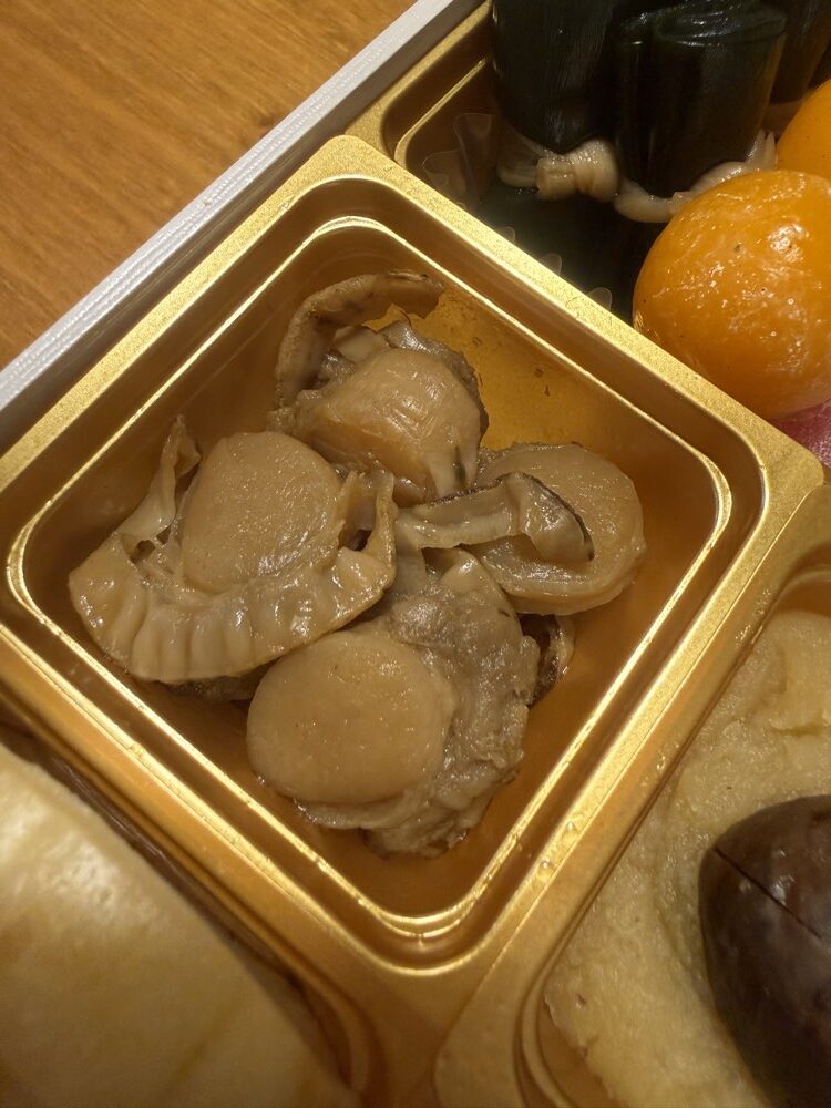 宝泉華の弐の重に入った北海道産帆立貝のうま煮