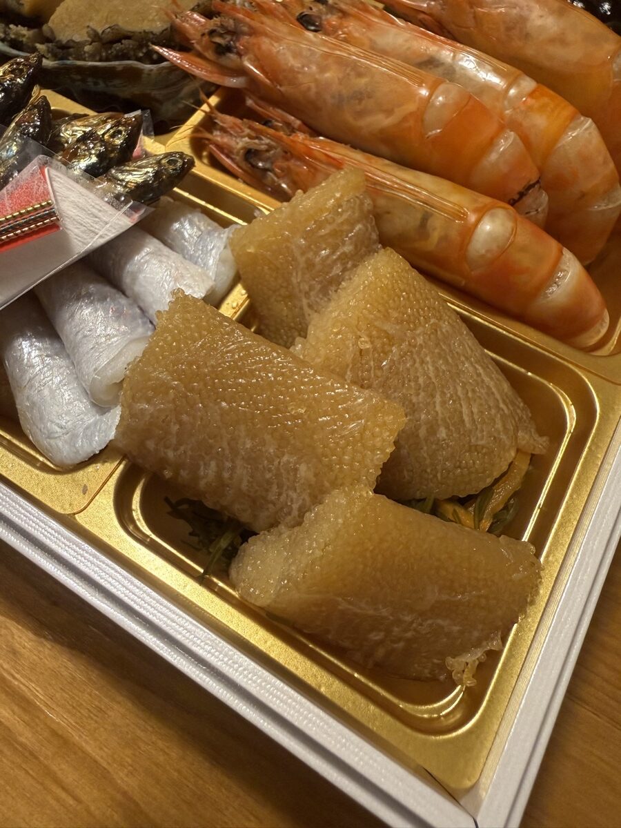 大地を守る会のおせち宝泉華の壱の重に入った北海道産にしんの味付数の子。だしがよく効いた歯ごたえのある縁起物