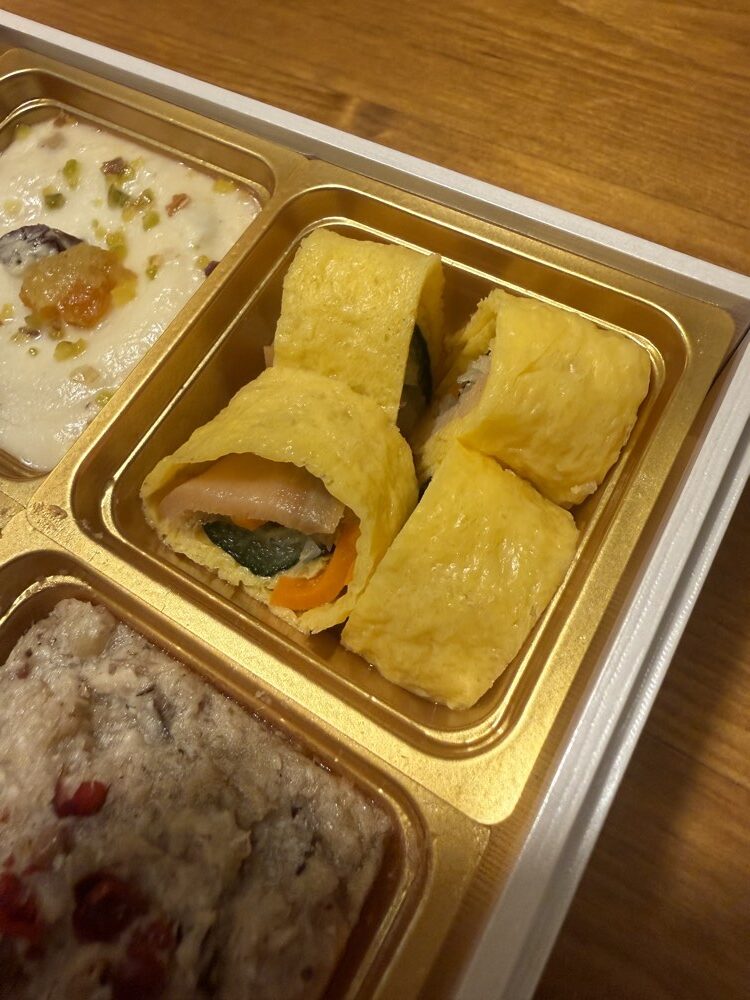 宝泉華の参の重に入ったサーモンと胡瓜の錦糸巻