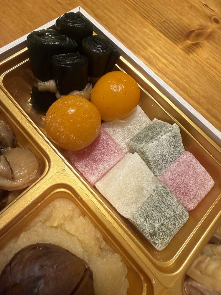 宝泉華の弐の重に入った北海道産昆布の宝巻きと九州産金柑の甜菜糖シロップ煮、三色羽二重餅
