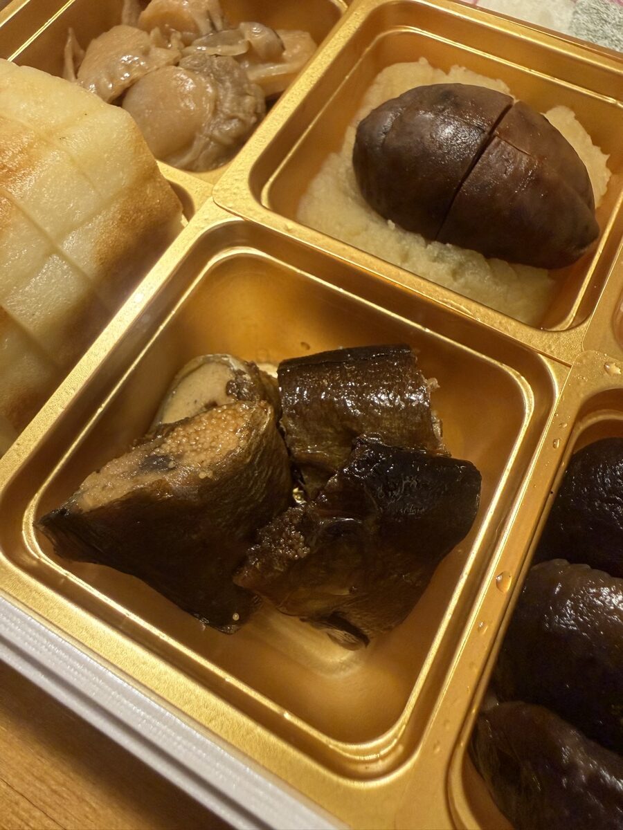 宝泉華の弐の重に入った子持鮎山椒煮。山椒を効かせた大人向けの一品
