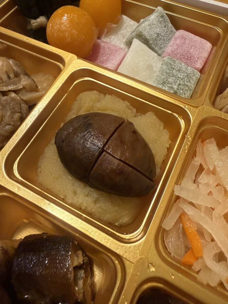 宝泉華の弐の重に入った徳島県産鳴門金時のきんとん餡と渋皮付国産栗の甘露煮