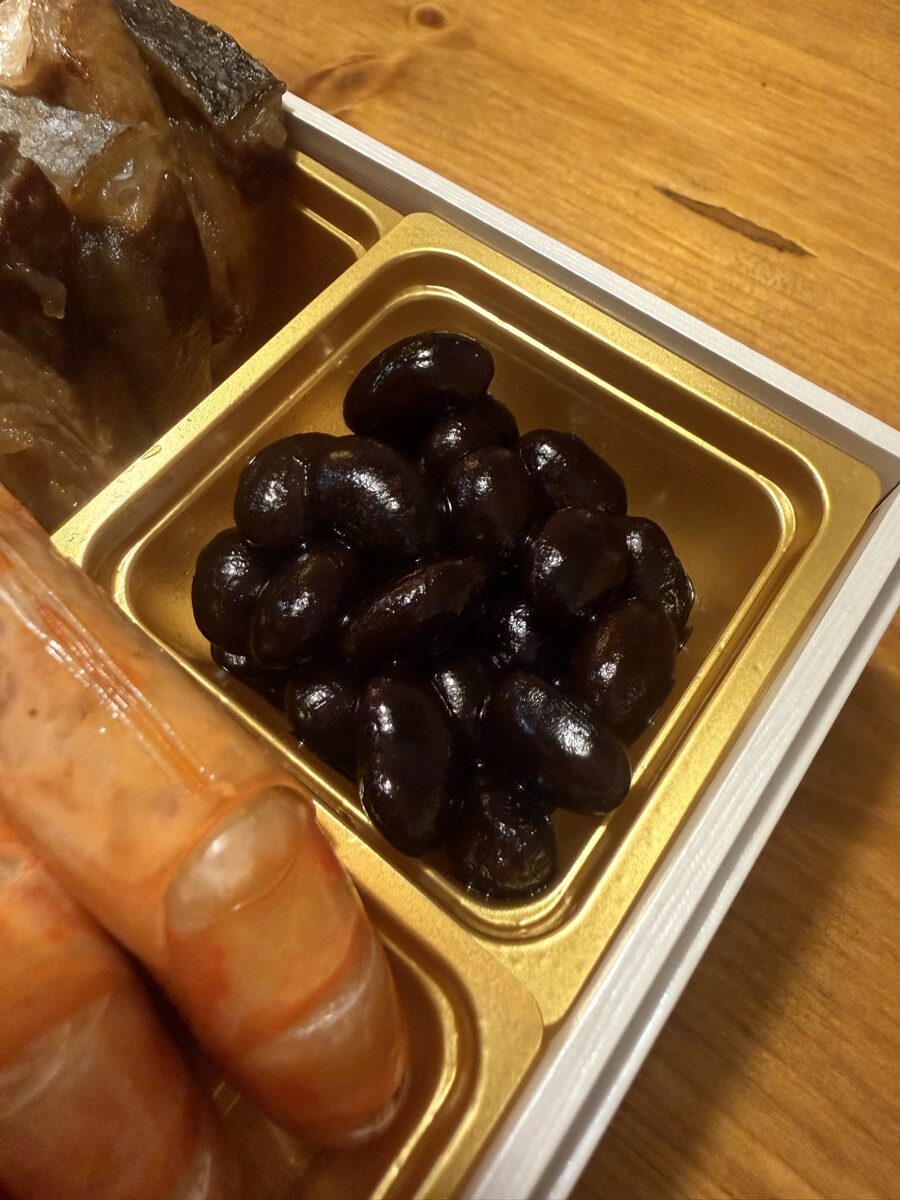 宝泉華の壱の重に入った国産黒豆煮。つやのある炊き上がりで甘さは控えめ