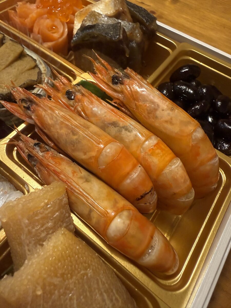 宝泉華の壱の重に入った鹿児島県産車海老のうま煮。殻付きのまま4尾並んでいる