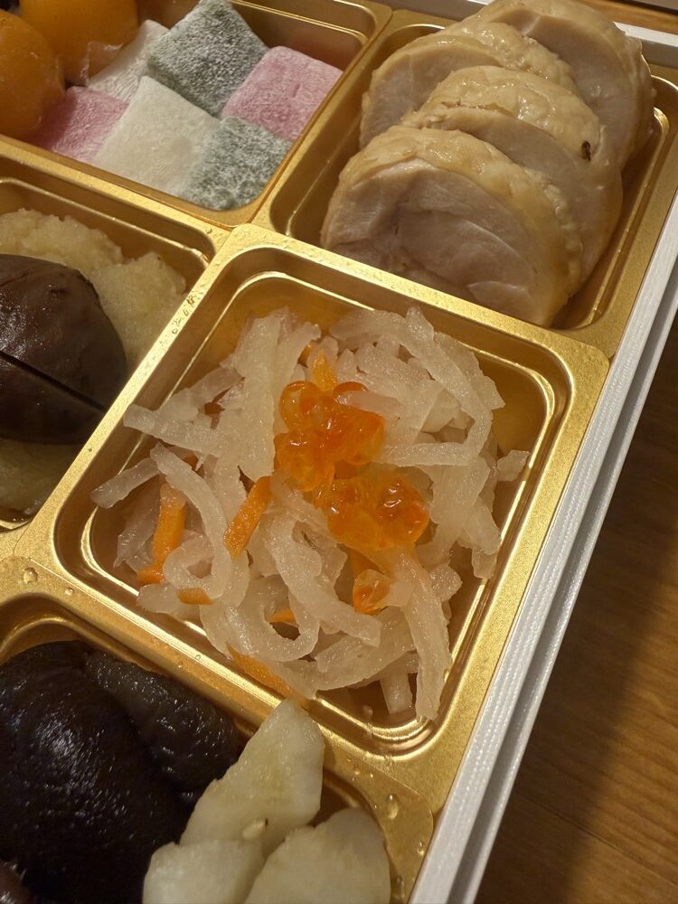 宝泉華の弐の重に入った紅白なます いくらのせ
