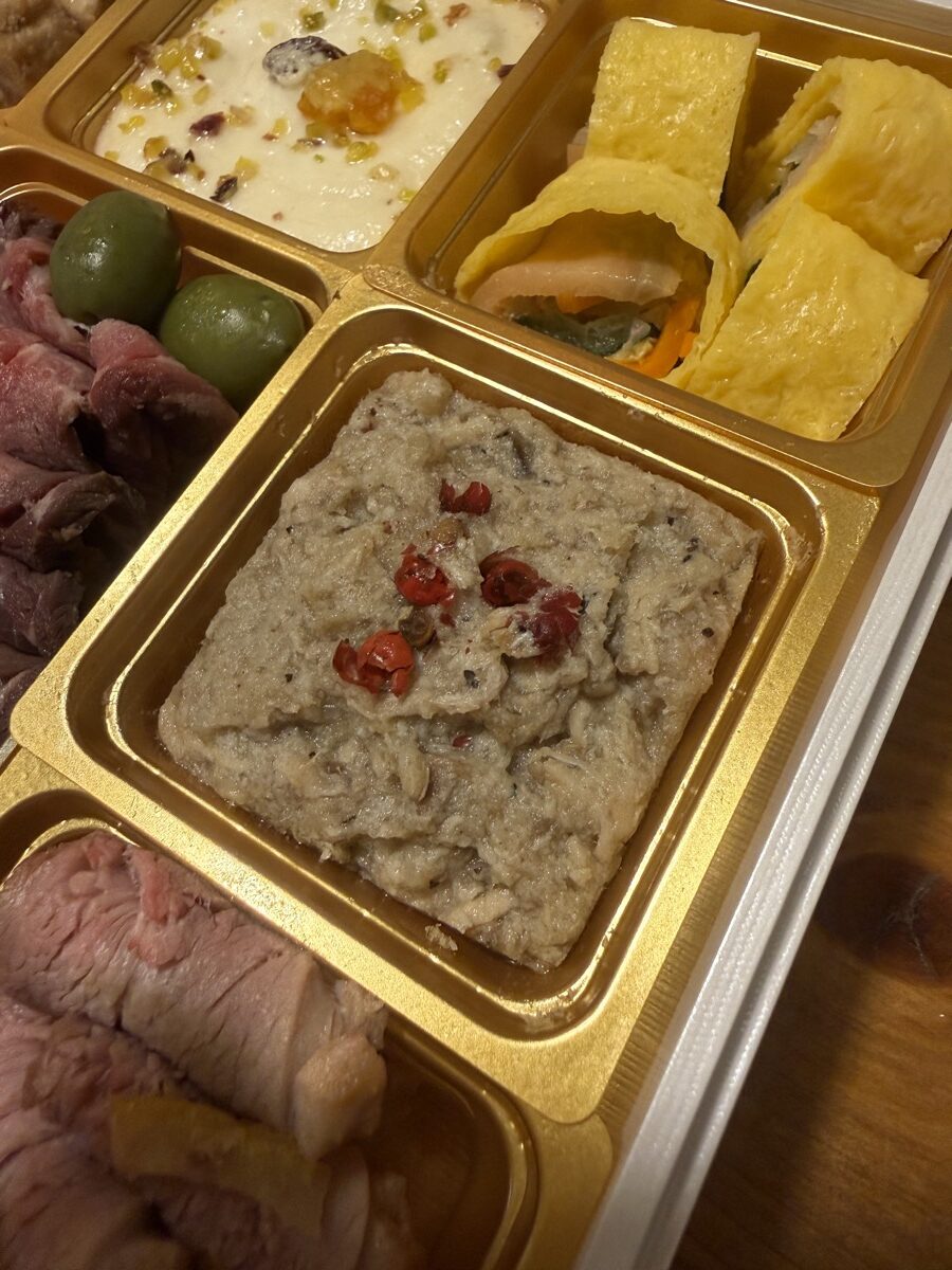 2027年新春に新登場した豚肉と3種の茸のリエット。ピンクペッパーが散らされている