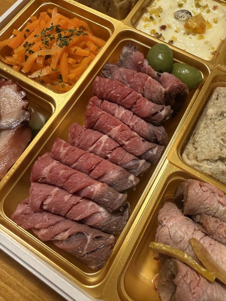 宝泉華の参の重に入った国産牛のローストビーフ。特製ダレ付きで新漬オリーブが添えられている
