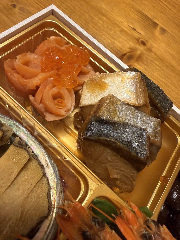 大地を守る会のおせち宝泉華の壱の重に入ったスモークサーモンのいくらのせと国産天然鰤の照焼