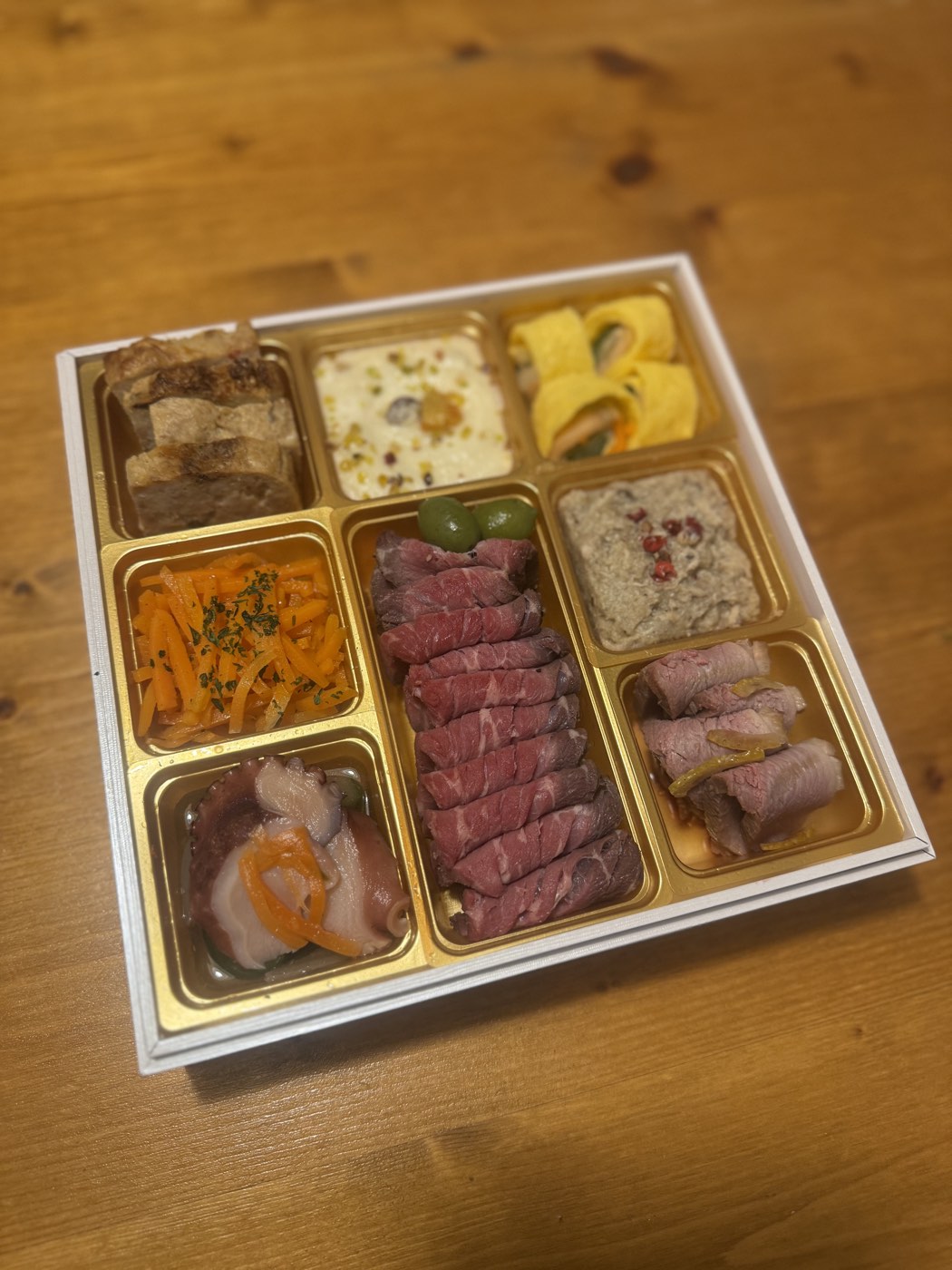 大地を守る会のおせち宝泉華の参の重を斜めから見たところ