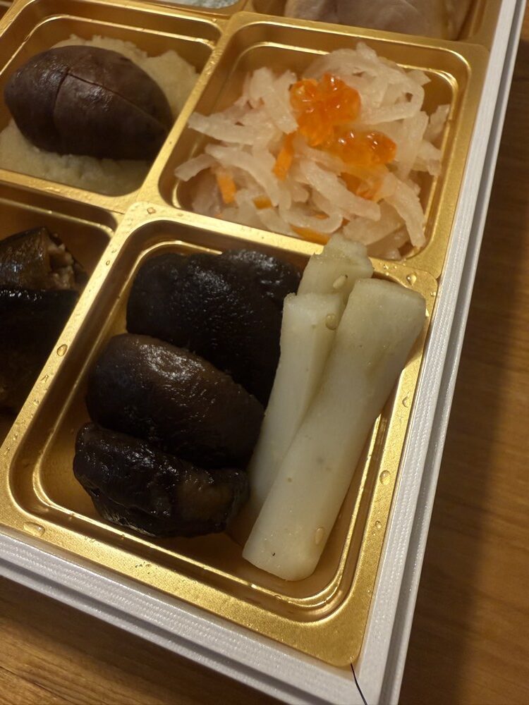 宝泉華の弐の重に入った九州産原木椎茸煮と白く炊いた根菜