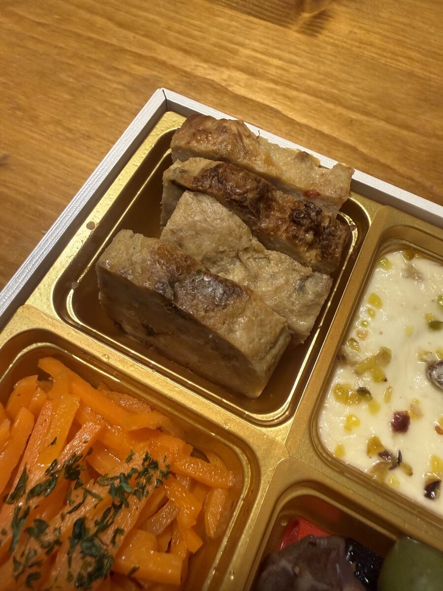 宝泉華の参の重に入ったナチュラルチーズとオーガニックレーズンのテリーヌ