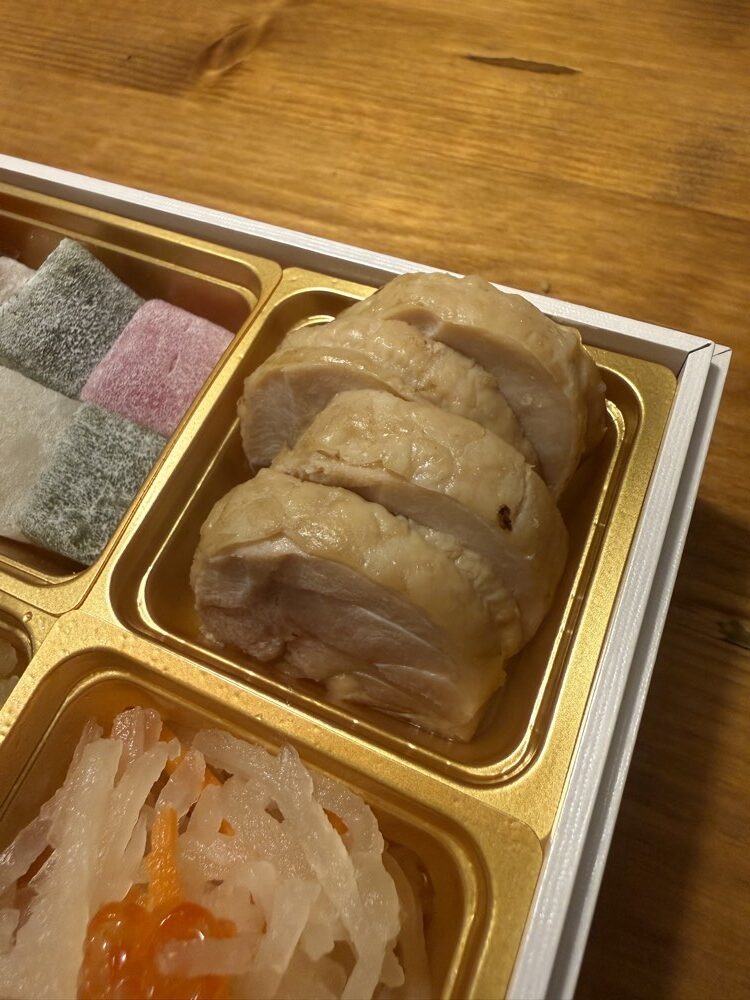 宝泉華の弐の重に入った国産鶏の柚子胡椒巻